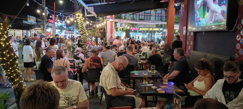 Night scene of live music and crowds at an outdoor bar in Da Nang
