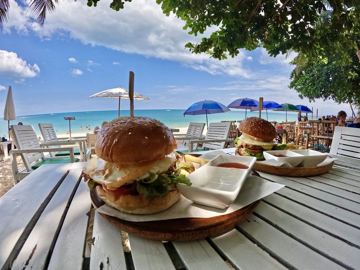 Beachfront lunch with ocean views in Koh Samui, a relaxed slow travel destination in Thailand