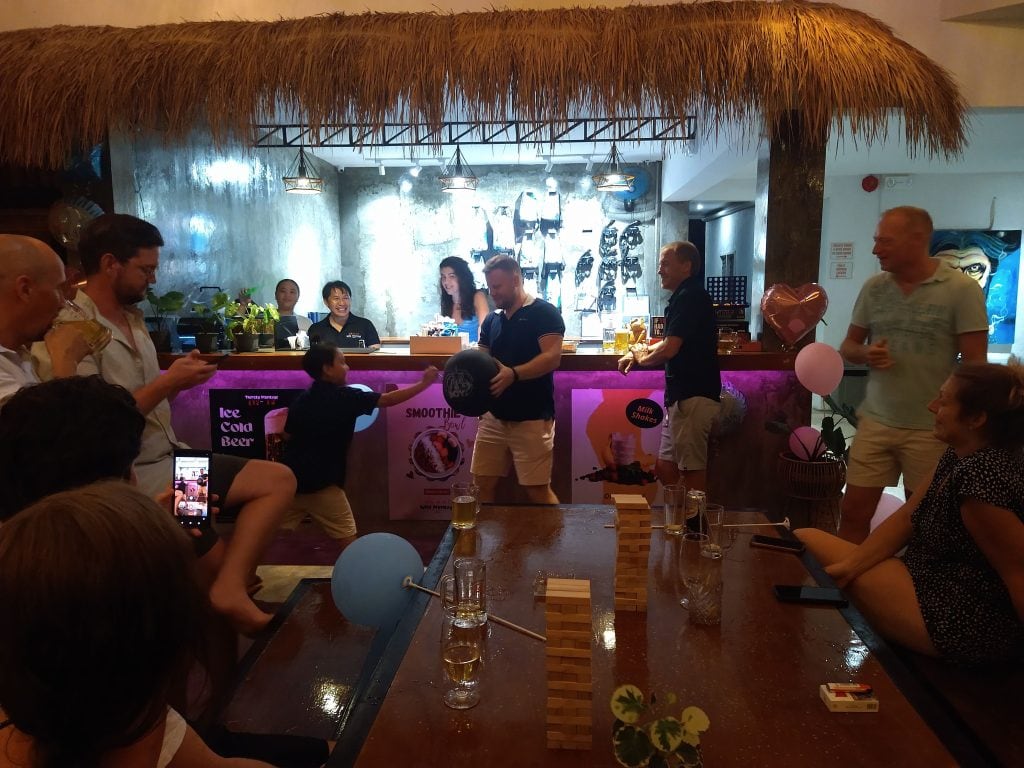 Spending time with friends in Moalboal during a full-time travel and expat lifestyle abroad.